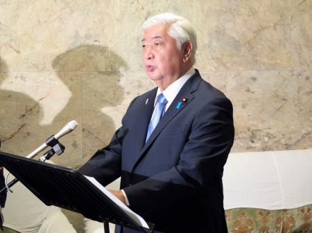 記者会見する中谷防衛相＝２２日午前、国会
