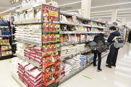 スーパーのコメ売り場＝２月、東京都内