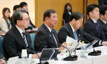 デジタル行財政改革会議であいさつする石破首相（左から２人目）＝２２日午後、首相官邸