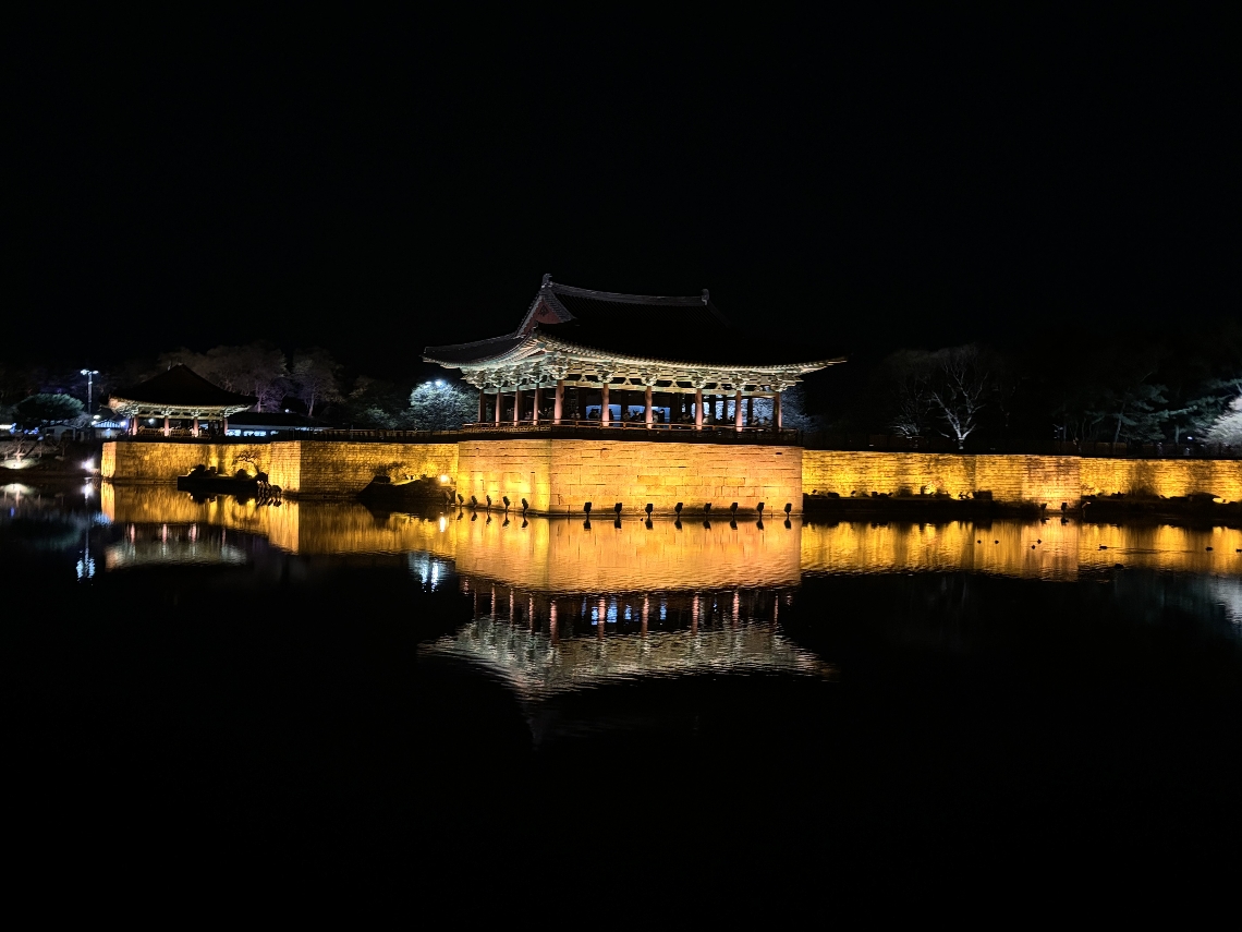 「東宮と月池」。池に建物が反射した美しい夜景を見ることができる