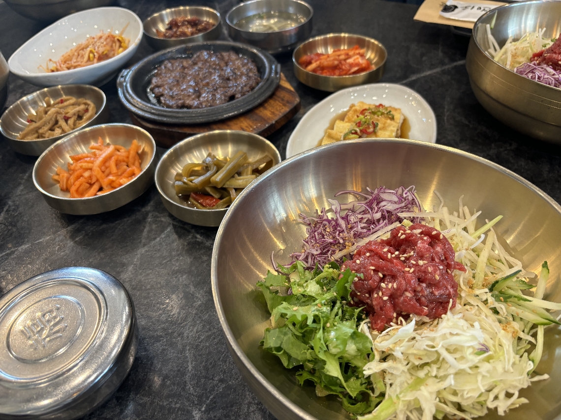 生の牛肉をごま油などの調味料であえた「ユッケビビンバ」（手前）
