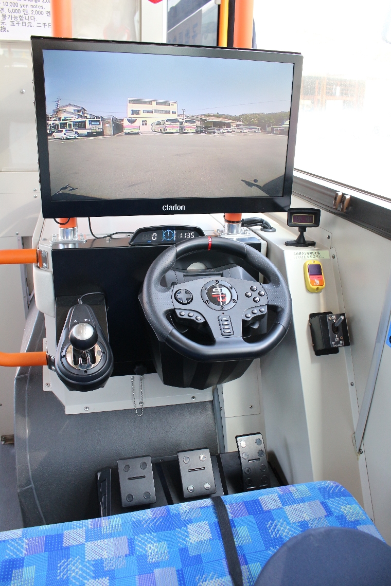 前方が映し出されるモニターやハンドル、ペダルを配置した座席＝別府市鶴見の亀の井バス本社