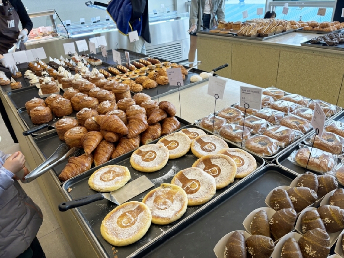 カフェ「Ｐ．ＡＲＫ」には、おいしそうなパンやスイーツがずらり