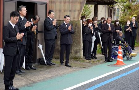 事故から１３年となり、法要で手を合わせる遺族ら＝２３日午前、京都府亀岡市