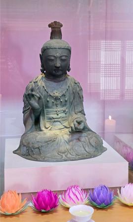 韓国・瑞山の浮石寺が保管する観世音菩薩坐像＝１７日（共同）