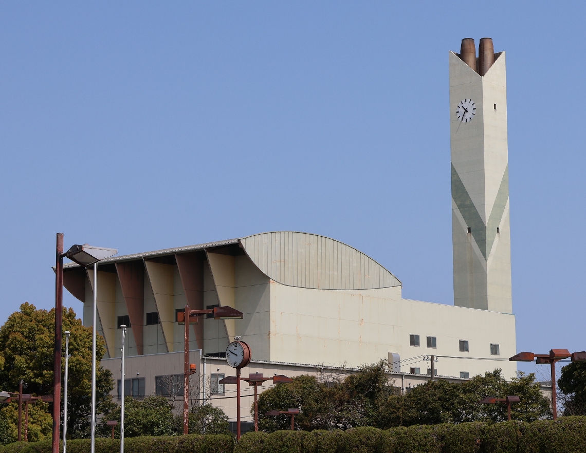 老朽化の進む市クリーンプラザ。市は隣接する上毛町との広域ごみ処理施設整備を検討している＝中津市蛎瀬