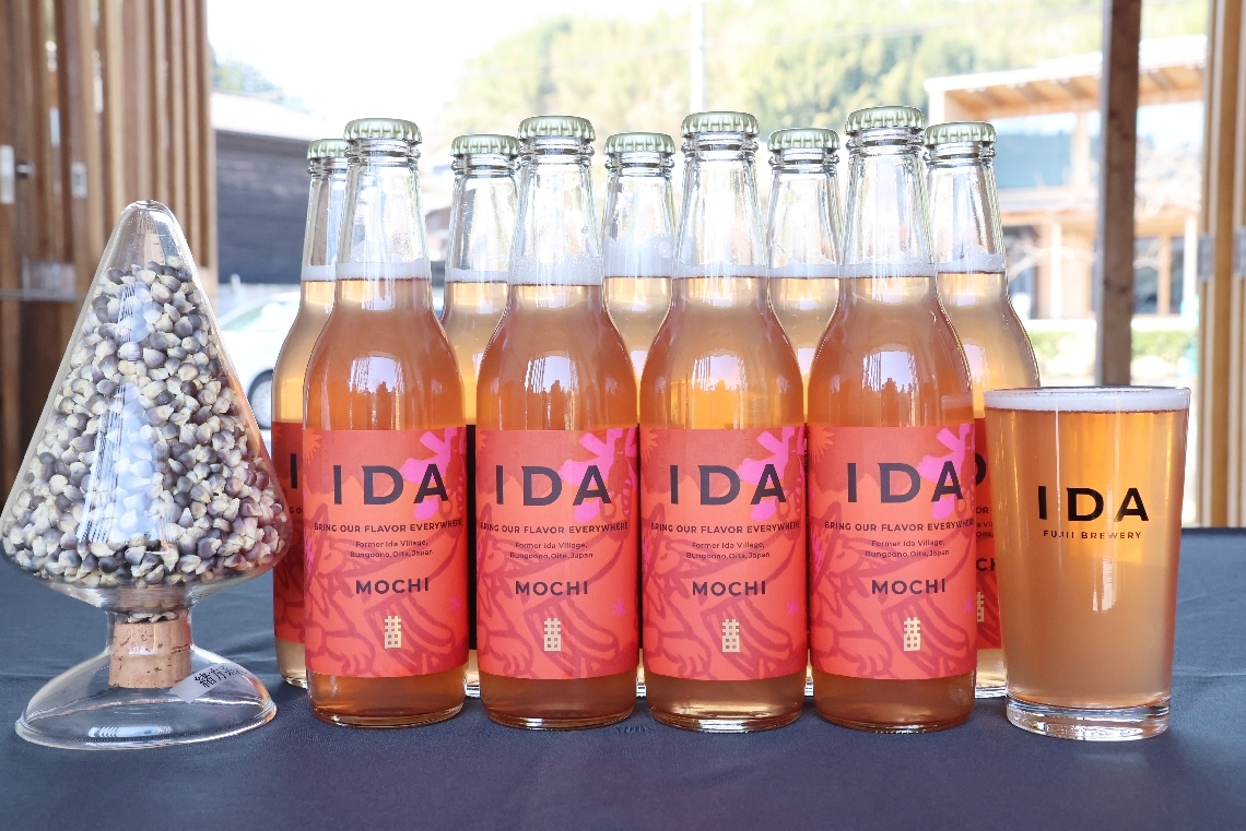 もちとうきびを使ったほんのりピンク色のクラフトビール。左端は原料のもちとうきび＝豊後大野市千歳町新殿の藤居醸造