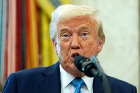 米ホワイトハウスで記者団と話すトランプ大統領＝２２日、ワシントン（ＡＰ＝共同）
