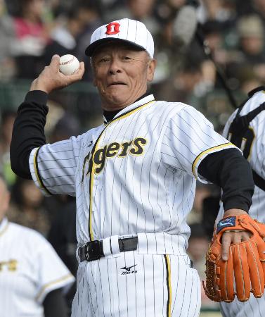 ２０１２年１１月、巨人と阪神のＯＢ戦に出場した小山正明さん＝甲子園球場