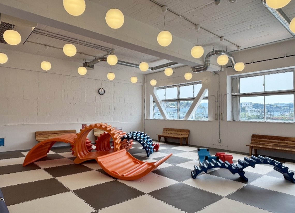 利用者が協力して組み立てて遊ぶモバイル遊具