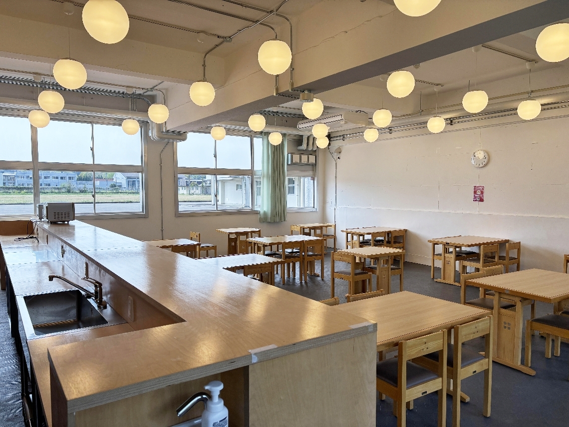 持ち込んだものを自由に飲食できる１階のスペース