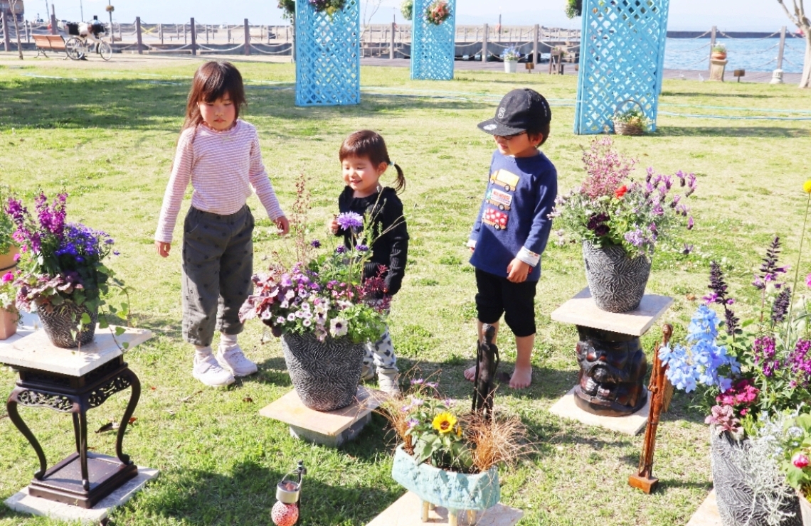 色とりどりのガーデニング作品を楽しむ子ども＝大分市生石のかんたん港園