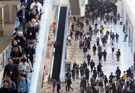 ２５日、ソウルの大型商業施設「コエックス」で火災が発生し、避難する人たち（聯合＝共同）