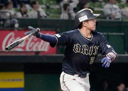 １０回オリックス無死、若月が左中間に勝ち越しソロを放つ＝ベルーナドーム