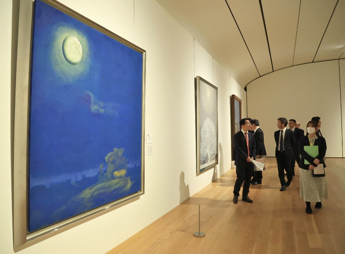 前期の目玉作品、髙山辰雄の「穹」（左）。「日展三山」と呼ばれる画家３人がそろい踏みした