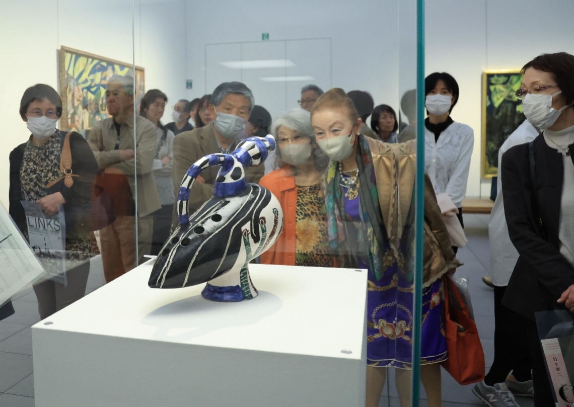 展示作品を見る来場者