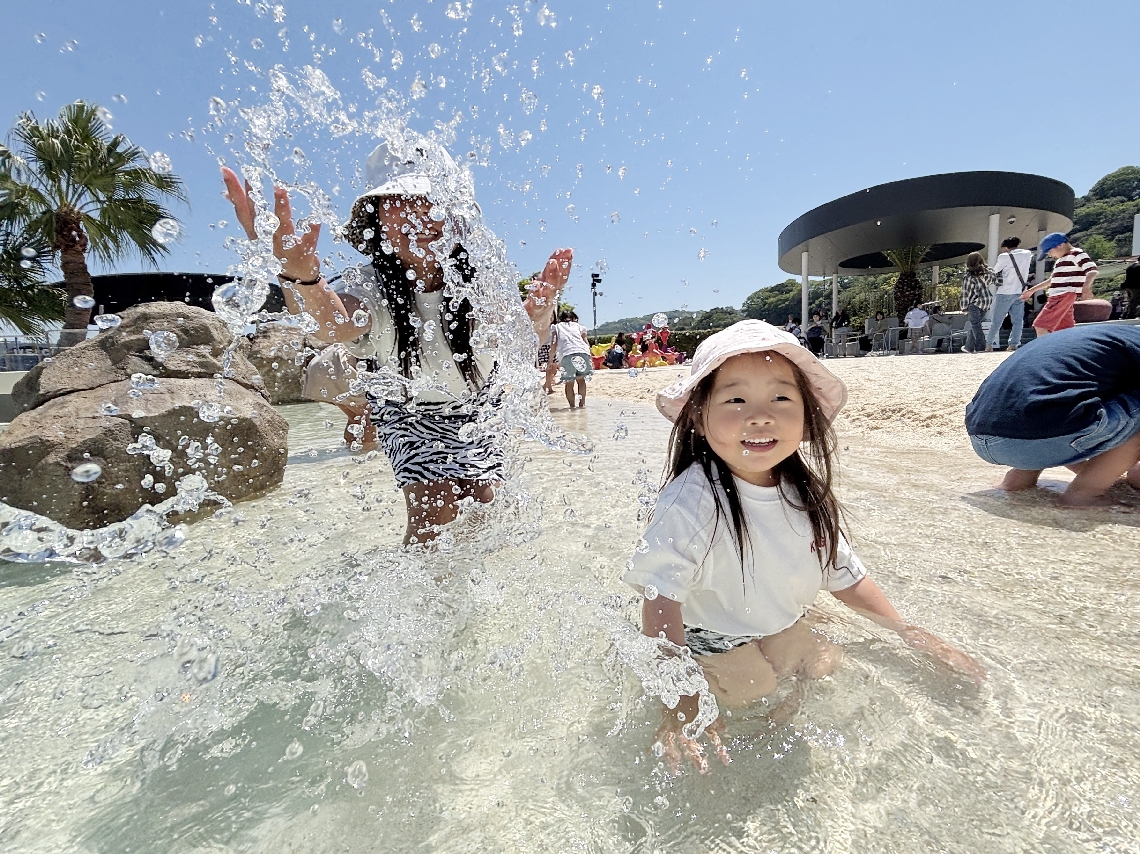 ゴールデンウイークがスタートした。大分市神崎の大分マリーンパレス水族館「うみたまご」では青空の下、子どもたちが水遊びを楽しみ、歓声を上げた＝２６日