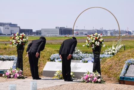 中華航空機墜落事故から３１年となり、慰霊碑に献花したチャイナエアラインの顔子超名古屋支店長（左）と遺族会の山本昇会長＝２６日午後、愛知県春日井市