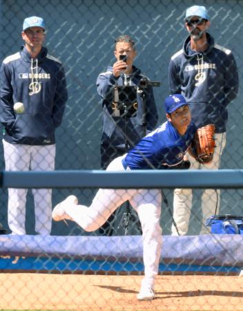 ブルペンで投球練習するドジャース・大谷＝ロサンゼルス（共同）