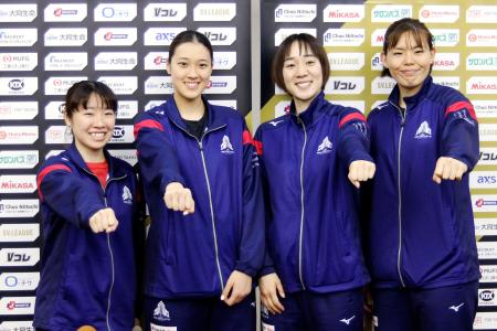 試合後の記者会見を終え、ポーズをとる佐藤（左から２人目）らＮＥＣ川崎の選手＝２７日、とどろきアリーナ