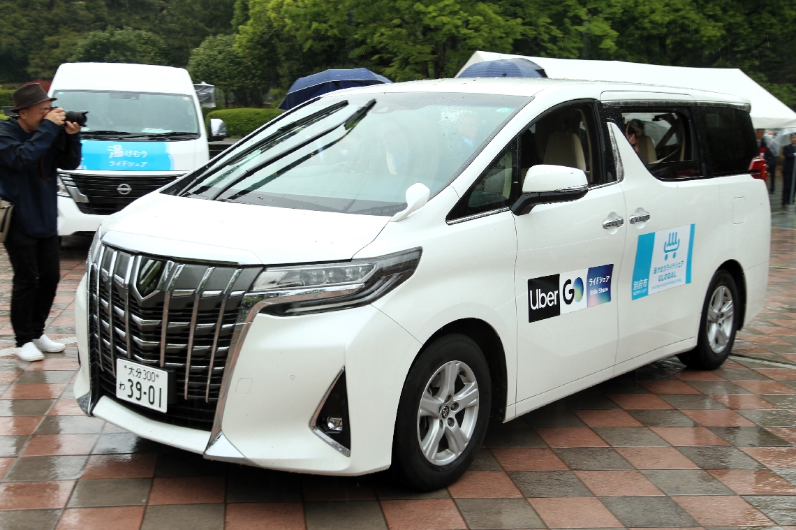 「湯けむりライドシェア・グローバル」で使われる車両＝２８日