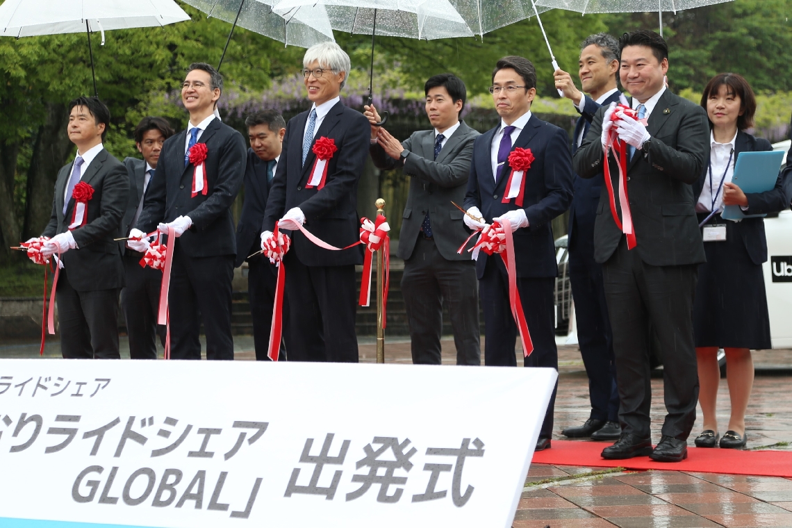 出発式でテープカットをした別府市の長野恭紘市長（手前右端）ら＝別府公園