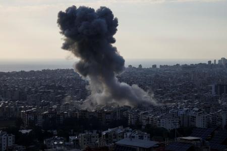 イスラエル軍の空爆があり、煙が立ち上るレバノン首都ベイルート南部＝２７日（ロイター＝共同）