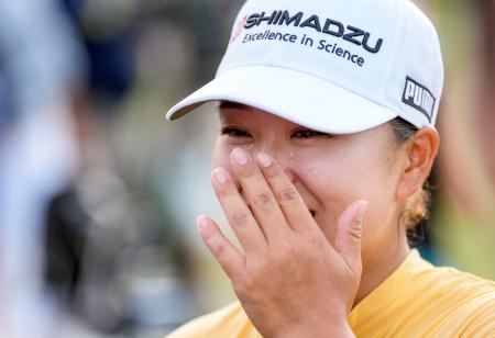 最終ラウンド、プレーオフを制し、メジャー初優勝を果たし、涙を流す西郷真央＝カールトンウッズ・クラブ（ＡＰ＝共同）
