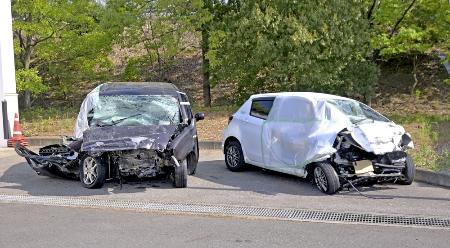 東北自動車道で正面衝突し大破した２台の乗用車。右が逆走した車両＝２７日午後、栃木県内の警察施設