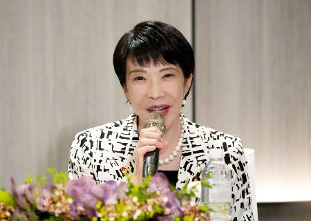 ２８日、台湾・台北市で記者会見する高市前経済安保相（共同）