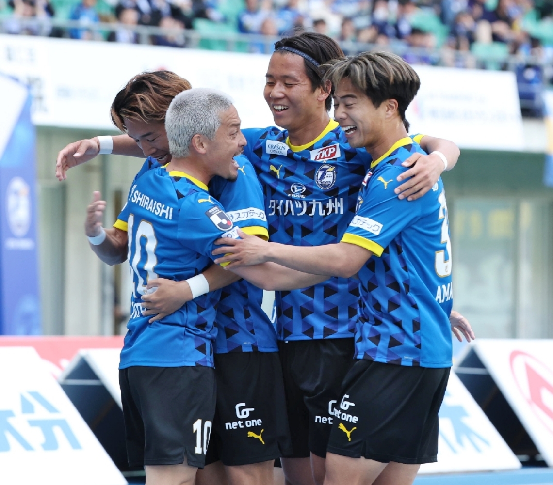 【大分―鳥栖】前半１３分、ゴールを決めて喜ぶ大分のＭＦ野村（左端）ら。１点を守り抜き、ホームで今季初の連勝を飾った＝大分市のクラサスドーム大分