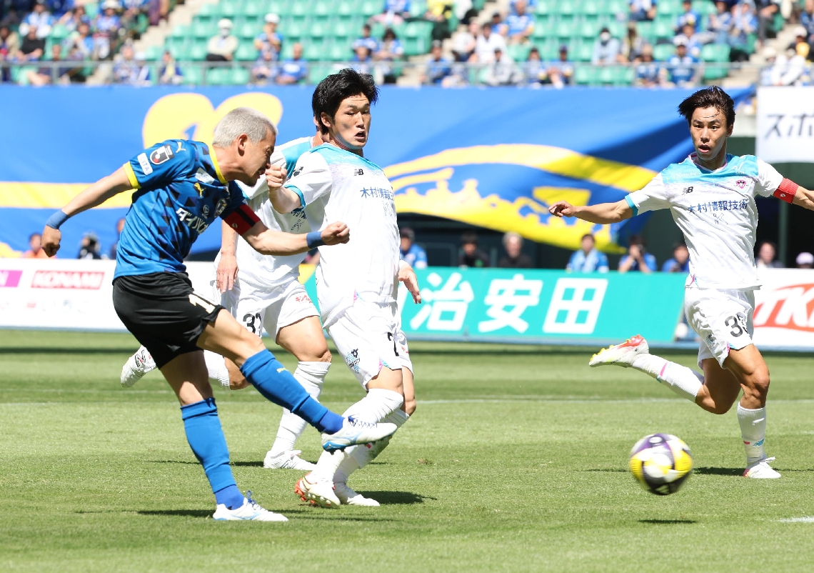 前半１３分、ゴールを決める大分のＭＦ野村（左端）