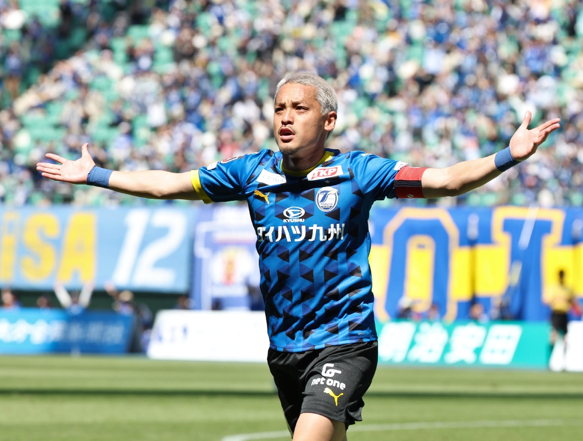 前半１３分、シュートを決め喜ぶ大分のＭＦ野村