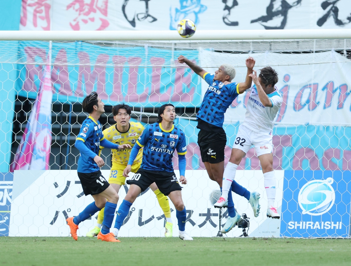 後半、懸命にゴールを守る大分の選手たち