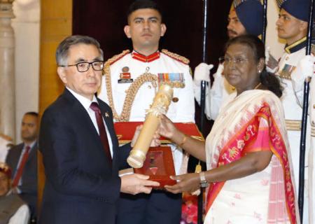 インドの国家勲章「パドマ・ビブシャン」の授与式に出席したスズキの鈴木俊宏社長（左）＝２８日、ニューデリー（インド政府提供、共同）
