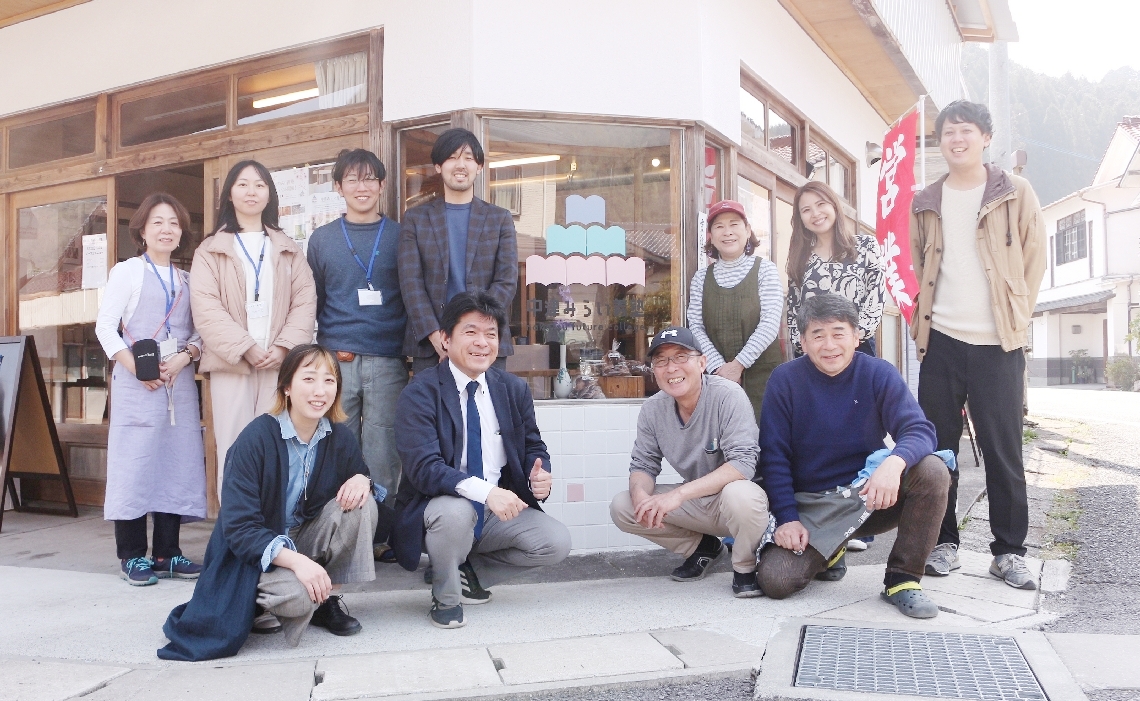 念願の交流ハウスを整備し、山間部の活性化へ本格的に活動を始めた中津みらい義塾のメンバー＝中津市山国町の守実商店街