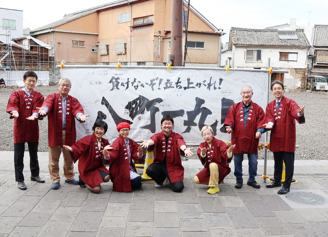 会場前でイベントへの来場を呼びかける商店街関係者＝臼杵市臼杵