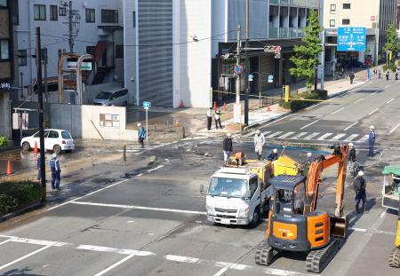 冠水した京都市下京区の道路＝３０日午前７時５７分