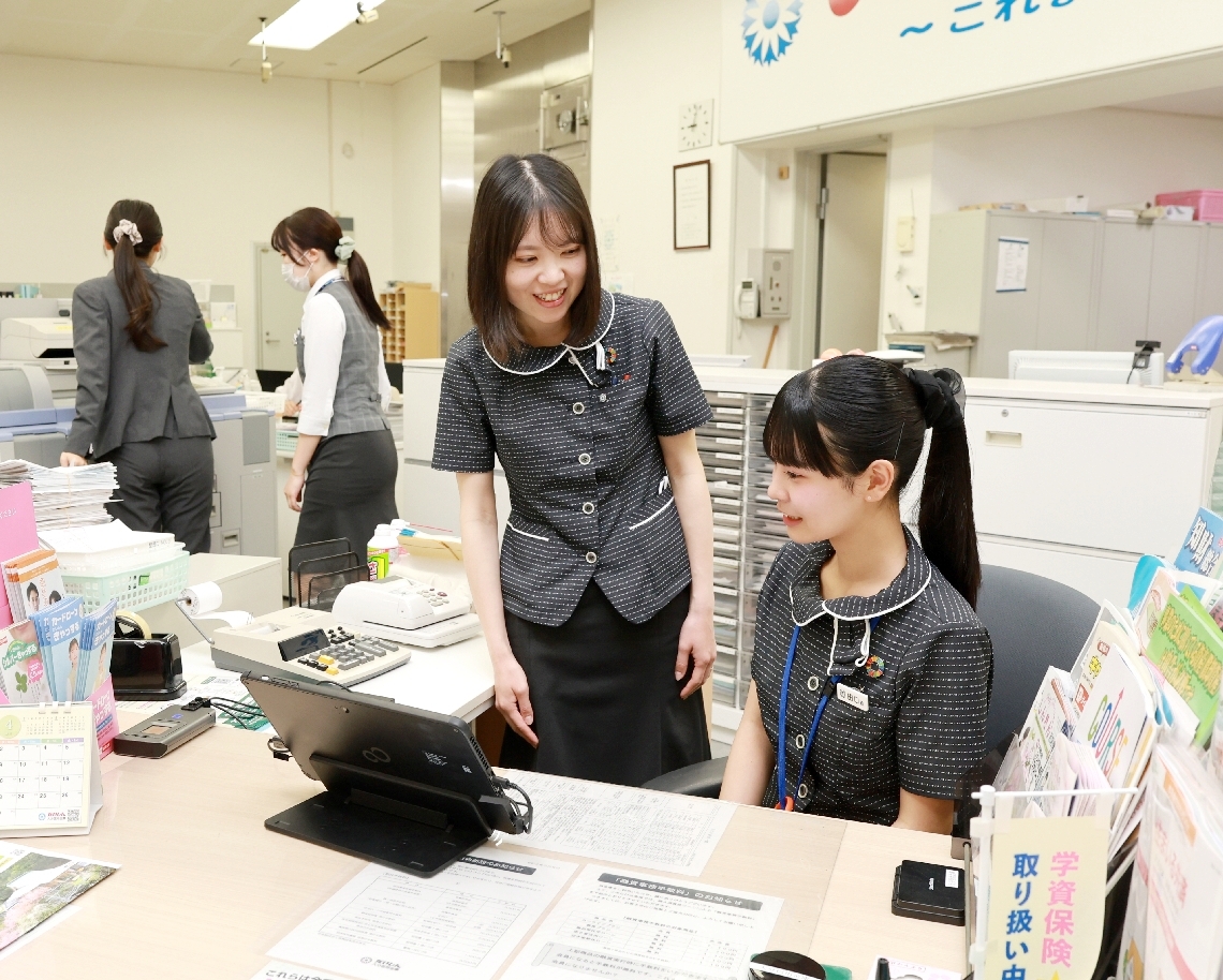 １日からクールビズが始まった。大分信用金庫は職員が年間を通じ、状況に応じて服装を選べる＝１日、大分市大道町