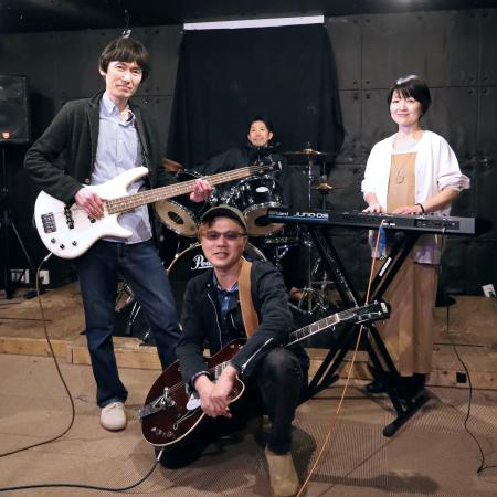 バンド「ｔｈｅ　ｓｐｒｉｎｇ　ｍｅｎ」のメンバー。左端は横田由樹さん＝４月、仙台市