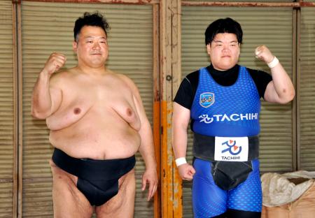女子相撲部のヘッドコーチに就任し、ポーズを取る豊ノ島さん。右は部員の久野愛莉＝１日、東京都立川市