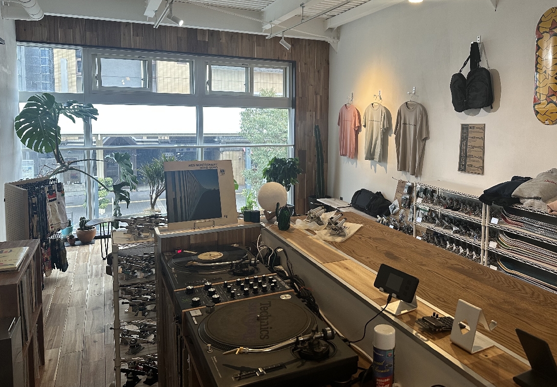 店内にはレコードプレーヤーや真空管アンプ、スクリーンを設置し音楽や映像も楽しめる