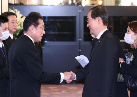 ２０２２年９月、安倍晋三元首相の国葬参列のため来日し、岸田文雄首相（左）に弔意を伝える韓悳洙氏＝東京都港区の迎賓館