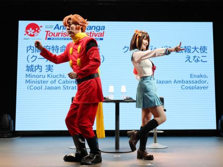 アニメや漫画に関するイベントにコスプレ姿で登場した、城内クールジャパン戦略相（左）とコスプレーヤーのえなこさん＝２日午後、大阪市此花区の夢洲