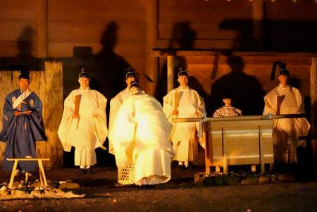 「式年遷宮」の「木本祭」で、身を清める神職たち＝２日夜、三重県伊勢市の伊勢神宮内宮