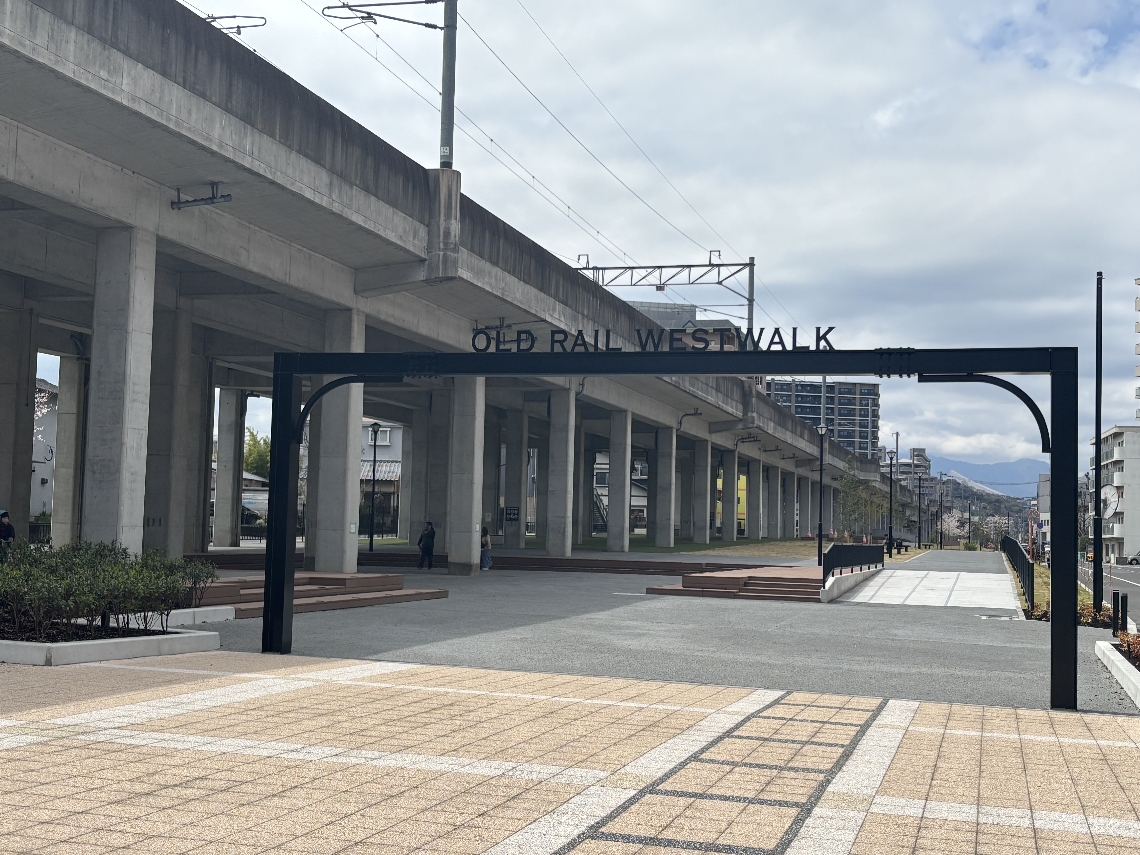 線路敷ウエストウオーク広場＝大分市田室町