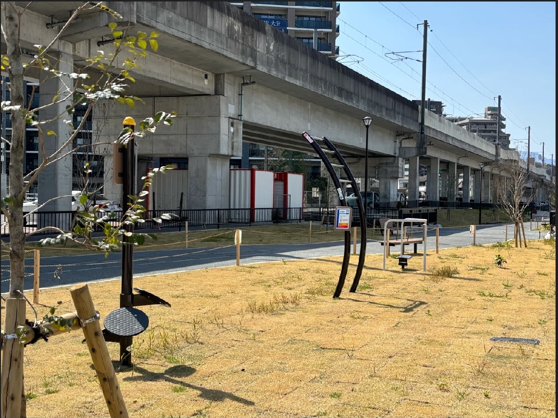 広場に設置された健康遊具