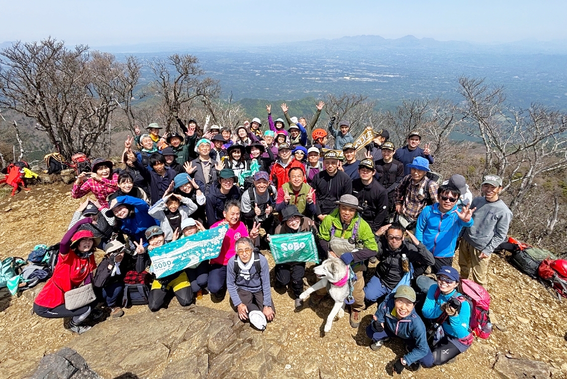 祖母山の山頂で記念写真に納まる登山客＝３日午前１１時１分