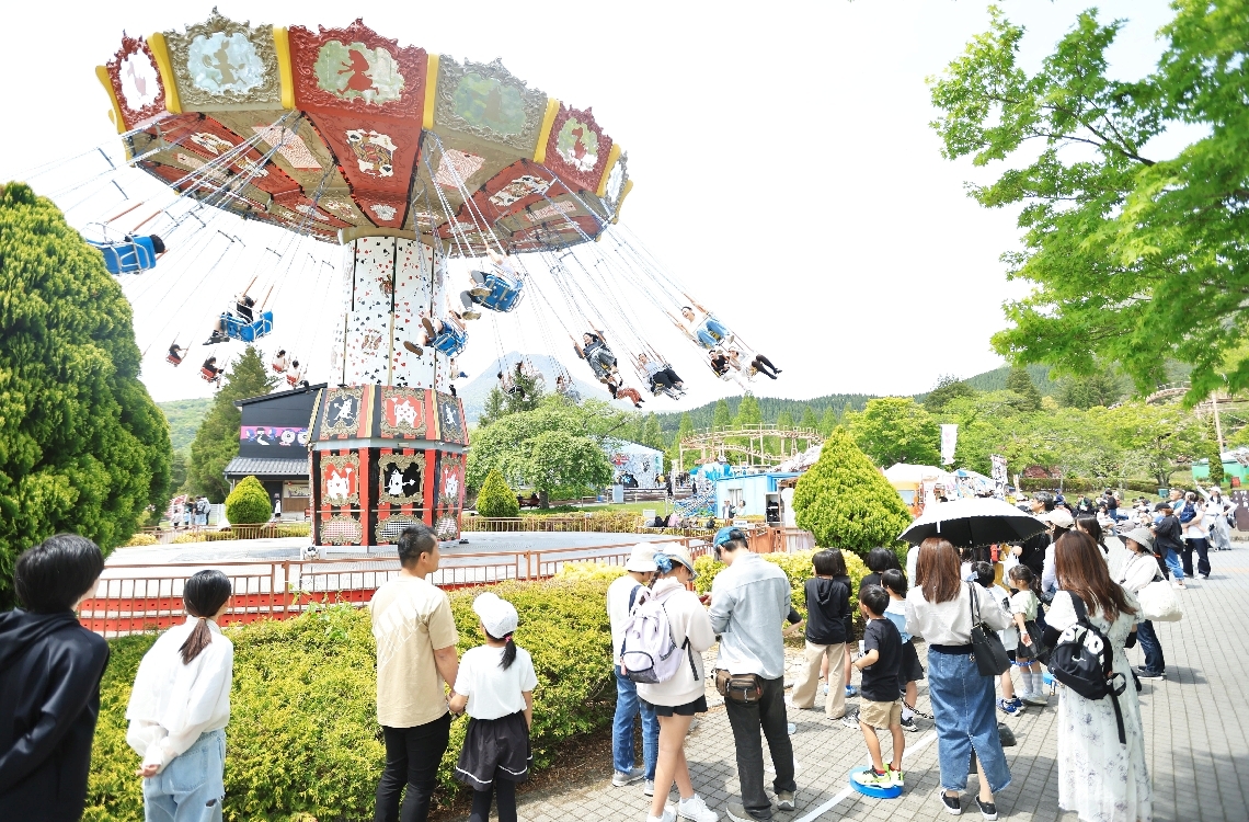 ゴールデンウイーク後半の４連休がスタートした。別府市の城島高原パークは多くの家族連れらでにぎわった＝３日