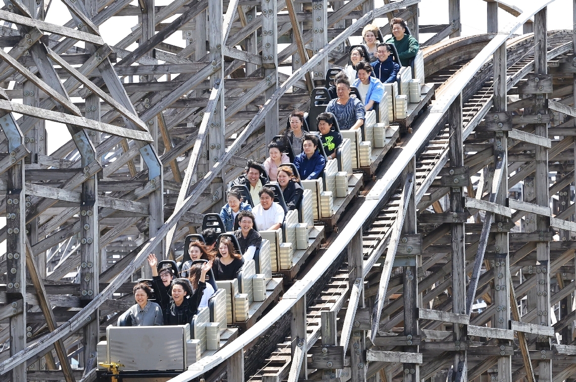 アトラクションを満喫する来園者